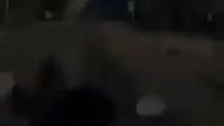 Motorsikletli genç adama çarpiyor