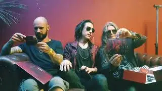 Lacrimas Profundere: Julian, Olly, Dominik unboxing BLEEDING THE STARS