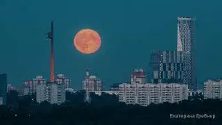 Полная луна в Москве на фоне Монумента Победы