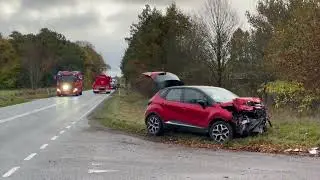 Flere biler hamrer sammen: Bilist brækker knogler