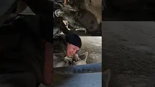Откручиваю стартер в полевых условиях 😂😂😂.
