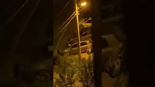 То ли женщина пытается завести авто, то ли отрабатывает удары…