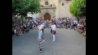 Danza del paloteado con chicos en las Fiestas de Elciego 2016