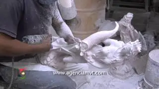 Artesanos convierten resina en espectaculares figuras