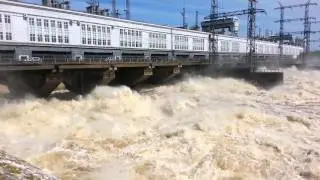 Сброс воды на Камской ГЭС