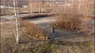 Полёт дрона над московским парком.