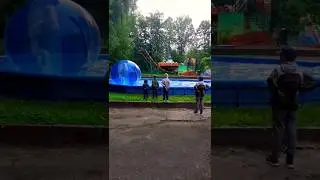 Мальчик в шаре. Атракцион в парке
