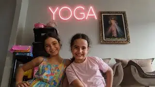 Fazendo yoga com a minha prima 🤸‍♀️