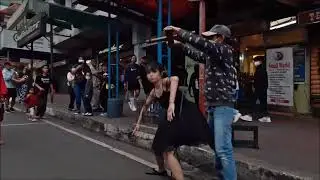 Она, как кукла  Управляется веревками