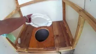 туалет на участок из старых дверей