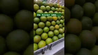Pilha de laranjas no supermercado