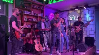 Tavi Clonda Band- Live in Sufragerie dupa pandemie -“Let me entertain you”