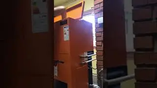 Пеллетный котёл Biodom 27, загрузка пеллетами.
