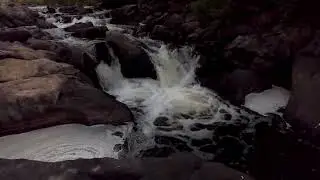 Pequeña cascada de agua