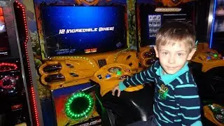 Детский центр. Играем в игровые автоматы.