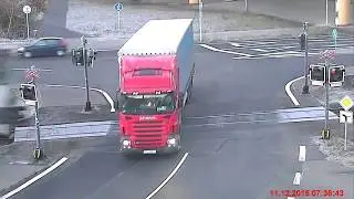 Аварии грузовиков и дальнобойщиков два поезда разорвали... . дтп . жесть. 18+
