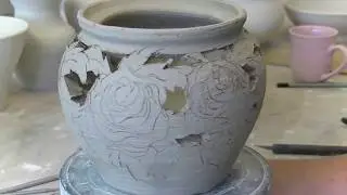 Atelier Meijer - Pottery roses and koipot. - pottenbakken