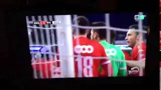 Víctor Valdés agarra a un rival por el cuello vs Anderlecht 28 02 2016
