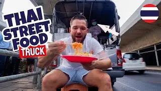 incredible THAI STREET FOOD TRUCK in BANGKOK 🇹🇭 BEST PAD KAPRAO and suki - 5 Minute Fridays EP.5