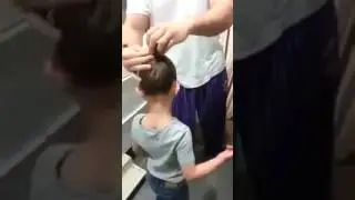 Находчивый отец заплетает дочку . угар