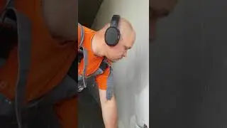 Наносим шпаклевку на стену валиком...