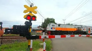 RAILROAD CROSSING INDONESIA Palang Pintu Kereta Api Model KAB JPL 210 Tegal