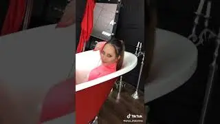 девка в ванной girl in the bathroom sharts tiktak shorts tiktok