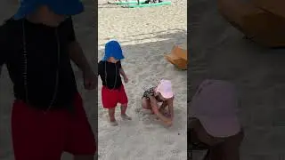 Дети любят играть в песке на пляже. Видео на пляже! 