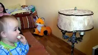 Сита ест мультик и смотрит кукурузные палочки