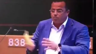 Gianluca Buonanno porta e mangia nel suo intervento una banana al Parlamento europeo