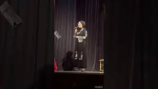 Айгөл Бариева мөнәжәт жырлый.