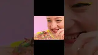 लड़की ने अपनी दोस्त को धोखा दिया।