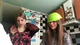 ЛЕРА и ДАРИНА первый раз на  кухне) Готовим блинчики)