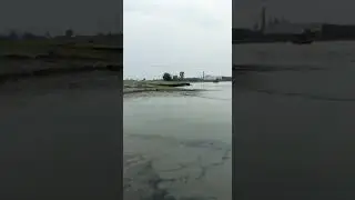 दोस्तों देखो कैसे जमीन फट रही है रियल