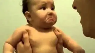 Как малыш любит папин смех!
