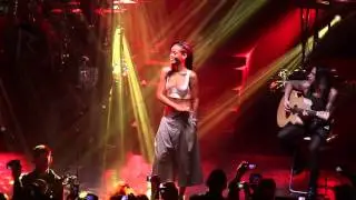 777 Tour Diary: Nuno talks + plays Rihanna acoustic set