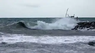 Ketika Badai Menghempas Laut