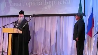 Владыко Тихон напутствует мэра Бердска Шестернина