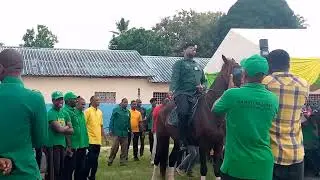 JIONEE MBUNGE WA GANDO AINGIA KWENYE MKUTANO NA FARASI | WANANCHI WABAKI MIDOMO WAZI