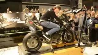 Kawasaki Ninja H2R no dinamômetro saindo faísca do escapamento