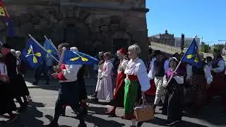 Folkdräktsklädda kvinnor i Stockholm