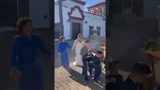 La mejor entrada a la ceremonia de una Novia con madrina y cortejo real