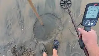 Metal Detecting  I Found CASH In A Phone