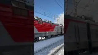 Тепловоз ЧМЭ3Т перегоняет нового электровоза 4ЭС5К-072 "Ермак". #railway #shorts. Снял @LiFil334