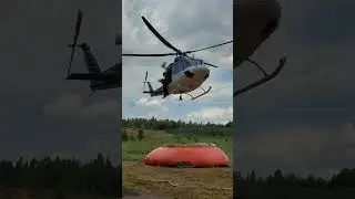 Hasiči cvičí plnění bambi vaku vrtulníku Bell 412 EP Policie ČR z velkoobjemových nádrží