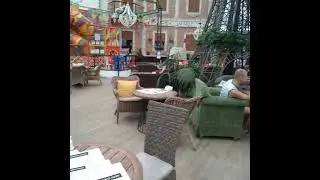 Евпатория, в этом кафе вечером, все столики заняты