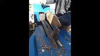 Реечный дровокол в работе