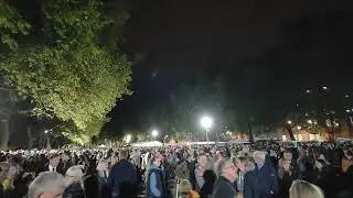Very long queue to see the Queen lying in state in London