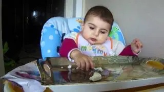 ela ilk kez kendi kendine yemek yiyor