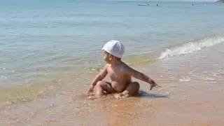 Внучок  на море гор пляж .